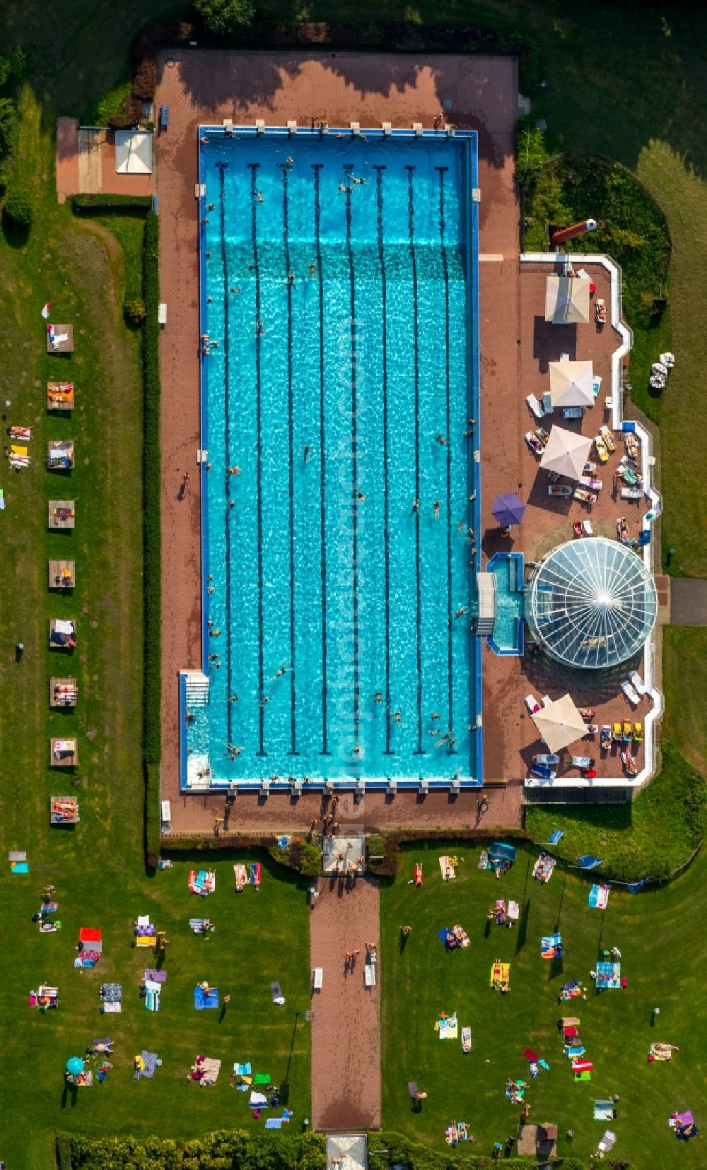 Hagen from the bird's eye view: Badegaeste auf den Liegewiesen am Schwimmbecken des Freibades in Hagen in the state North Rhine-Westphalia