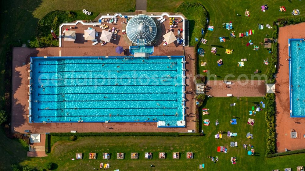 Aerial image Hagen - Badegaeste auf den Liegewiesen am Schwimmbecken des Freibades in Hagen in the state North Rhine-Westphalia