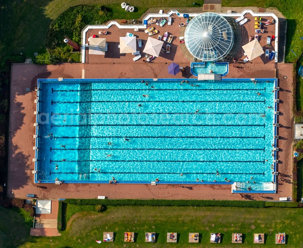 Aerial photograph Hagen - Badegaeste auf den Liegewiesen am Schwimmbecken des Freibades in Hagen in the state North Rhine-Westphalia