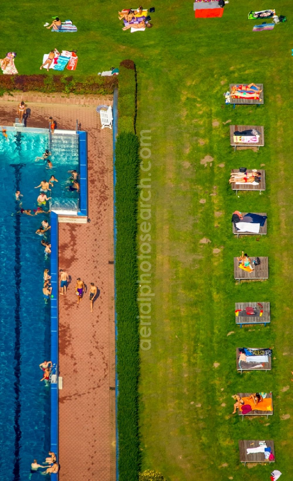 Hagen from above - Badegaeste auf den Liegewiesen am Schwimmbecken des Freibades in Hagen in the state North Rhine-Westphalia