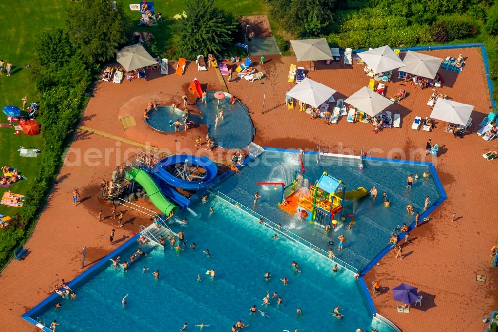 Aerial image Hagen - Badegaeste auf den Liegewiesen am Schwimmbecken des Freibades in Hagen in the state North Rhine-Westphalia