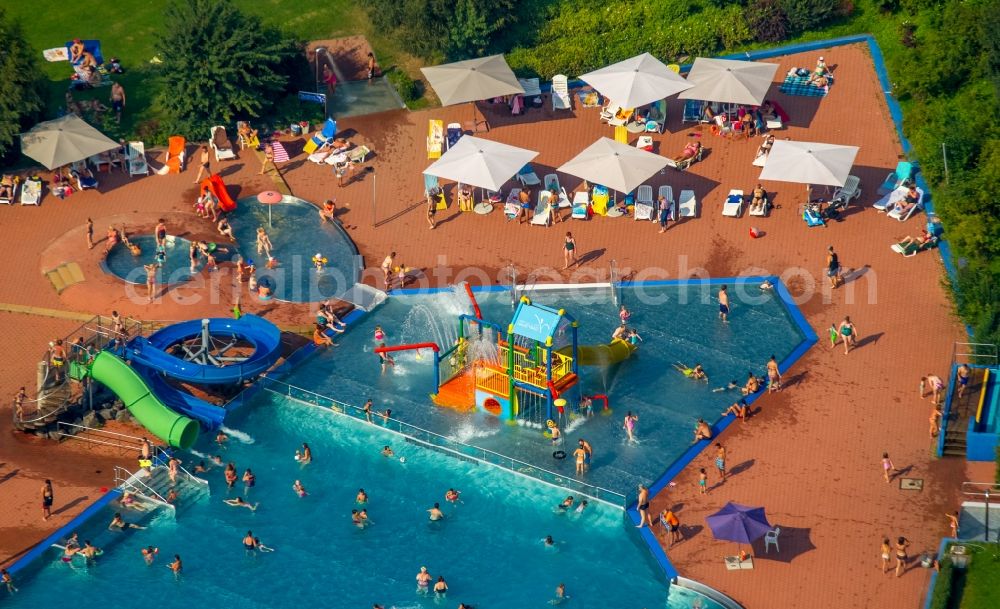 Aerial photograph Hagen - Badegaeste auf den Liegewiesen am Schwimmbecken des Freibades in Hagen in the state North Rhine-Westphalia