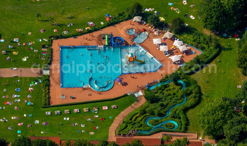 Hagen from above - Badegaeste auf den Liegewiesen am Schwimmbecken des Freibades in Hagen in the state North Rhine-Westphalia