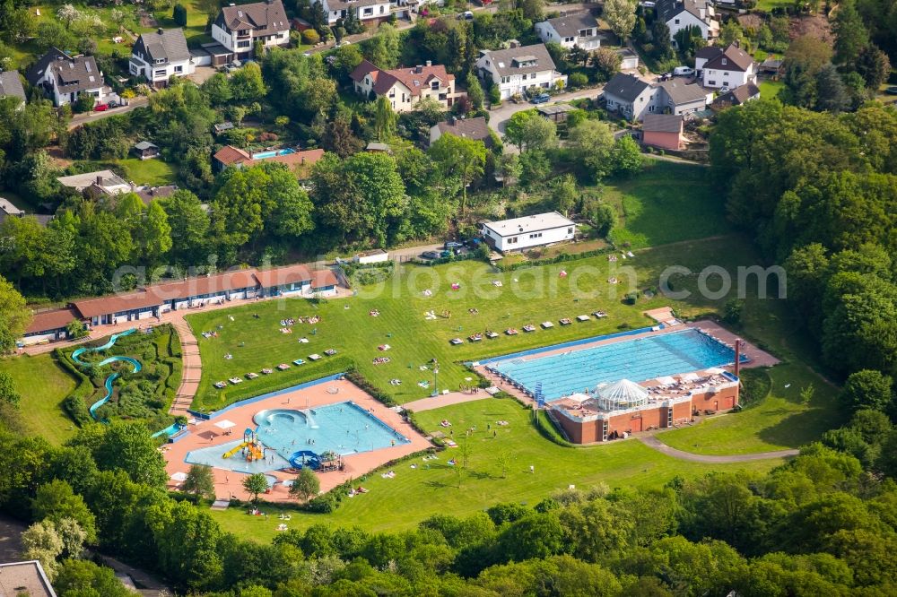 Hagen from the bird's eye view: Badegaeste auf den Liegewiesen am Schwimmbecken des Freibades in Hagen in the state North Rhine-Westphalia