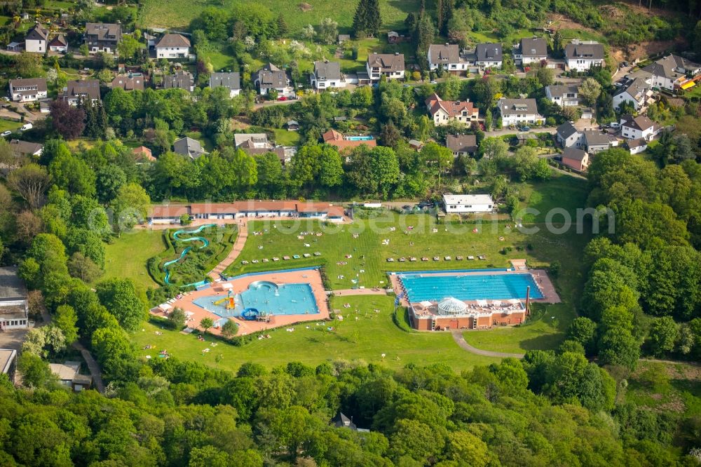 Aerial image Hagen - Badegaeste auf den Liegewiesen am Schwimmbecken des Freibades in Hagen in the state North Rhine-Westphalia