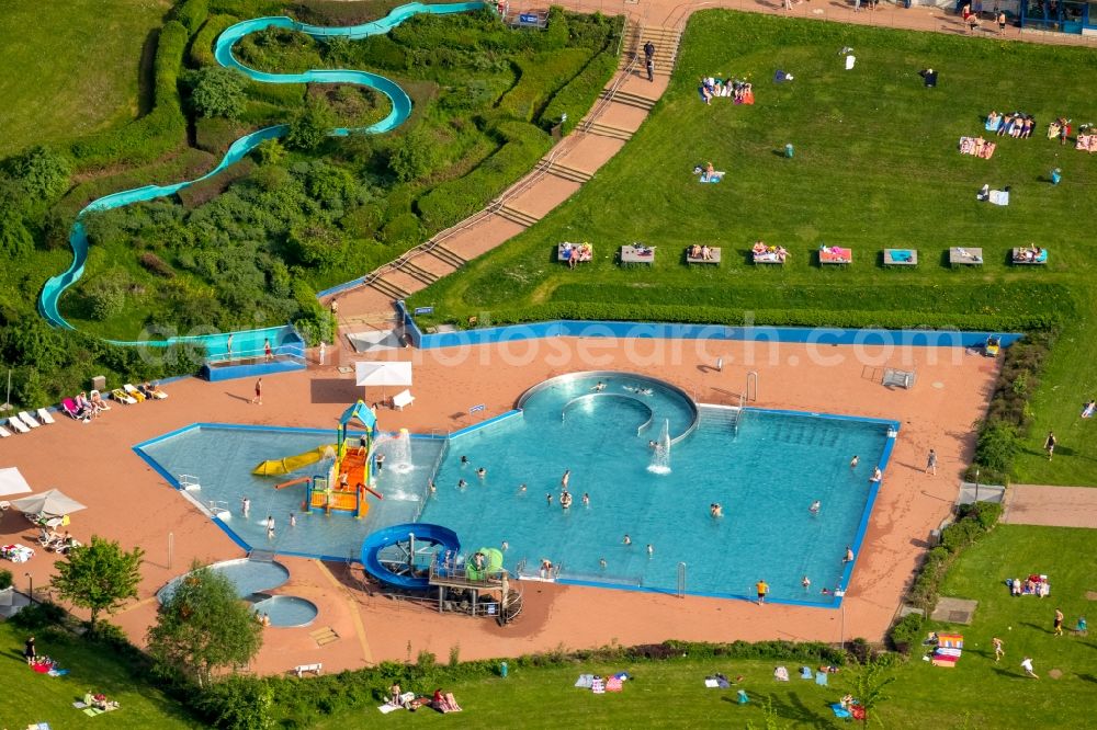 Aerial image Hagen - Badegaeste auf den Liegewiesen am Schwimmbecken des Freibades in Hagen in the state North Rhine-Westphalia