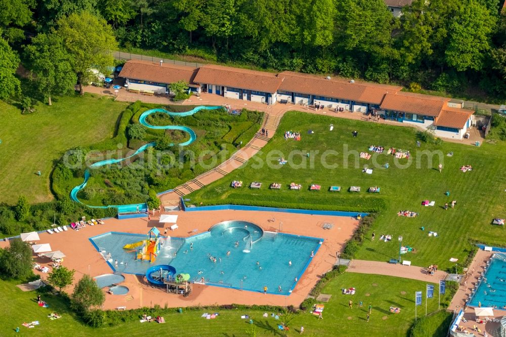 Aerial photograph Hagen - Badegaeste auf den Liegewiesen am Schwimmbecken des Freibades in Hagen in the state North Rhine-Westphalia