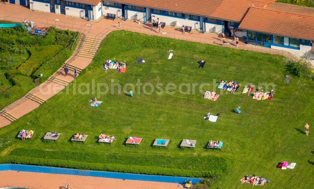 Hagen from above - Badegaeste auf den Liegewiesen am Schwimmbecken des Freibades in Hagen in the state North Rhine-Westphalia