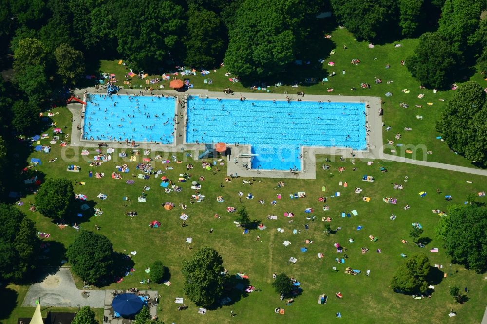 München from above - Bathers on the lawn by the pool of the swimming pool Bad Georgenschwaige on Belgradstrasse in the district Schwabing-West in Munich in the state Bavaria, Germany