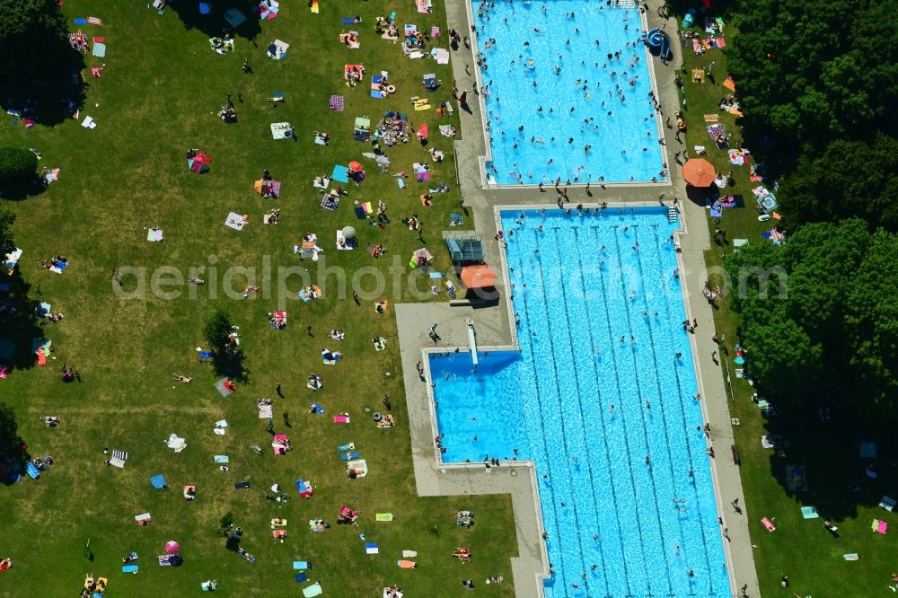 München from the bird's eye view: Bathers on the lawn by the pool of the swimming pool Bad Georgenschwaige on Belgradstrasse in the district Schwabing-West in Munich in the state Bavaria, Germany