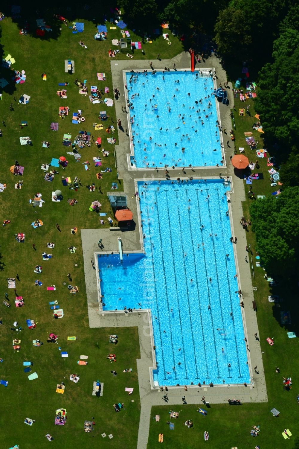 Aerial image München - Bathers on the lawn by the pool of the swimming pool Bad Georgenschwaige on Belgradstrasse in the district Schwabing-West in Munich in the state Bavaria, Germany