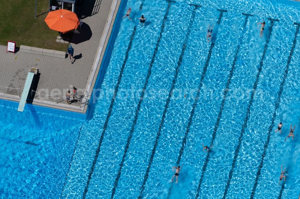 Aerial image München - Bathers on the lawn by the pool of the swimming pool Bad Georgenschwaige on Belgradstrasse in the district Schwabing-West in Munich in the state Bavaria, Germany