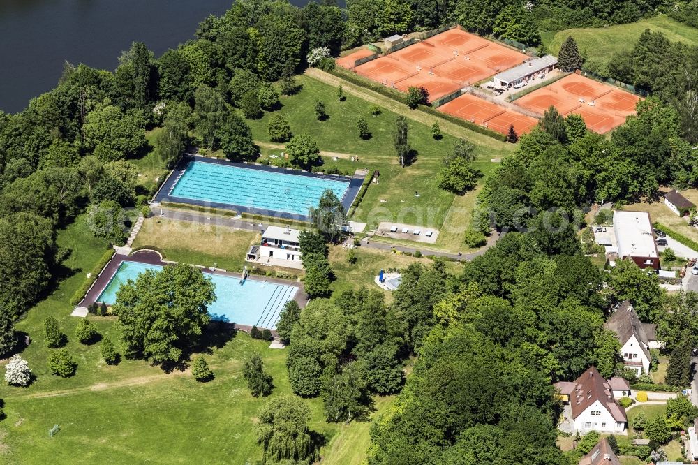 Nürnberg from above - Bathers on the lawn by the pool of the swimming pool SB Bayern 07 e.V. in Nuremberg in the state Bavaria, Germany