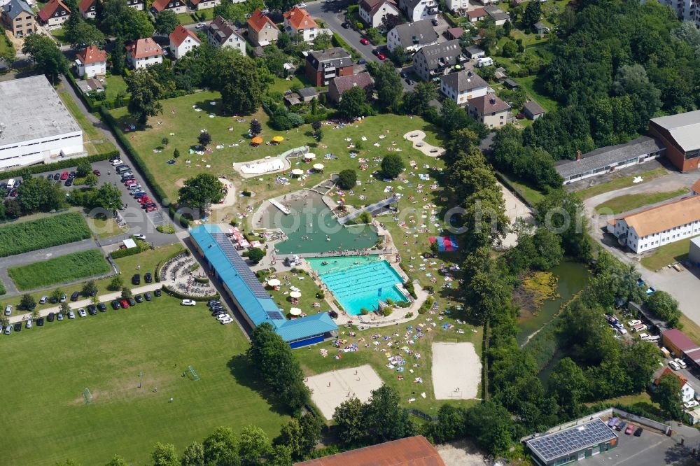 Göttingen from above - Bathers on the lawn by the pool of the swimming pool Brauwege in Goettingen in the state Lower Saxony