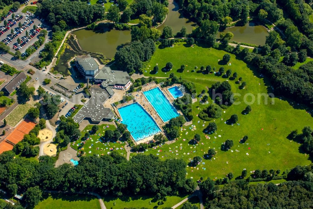 Hamm from the bird's eye view: Bathers on the lawn by the pool of the swimming pool Sued on Carolinenweg in Hamm in the state North Rhine-Westphalia