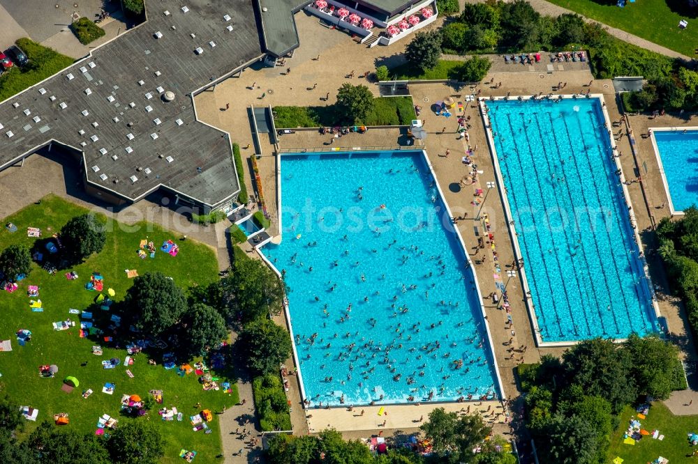 Aerial image Hamm - Bathers on the lawn by the pool of the swimming pool Sued on Carolinenweg in Hamm in the state North Rhine-Westphalia