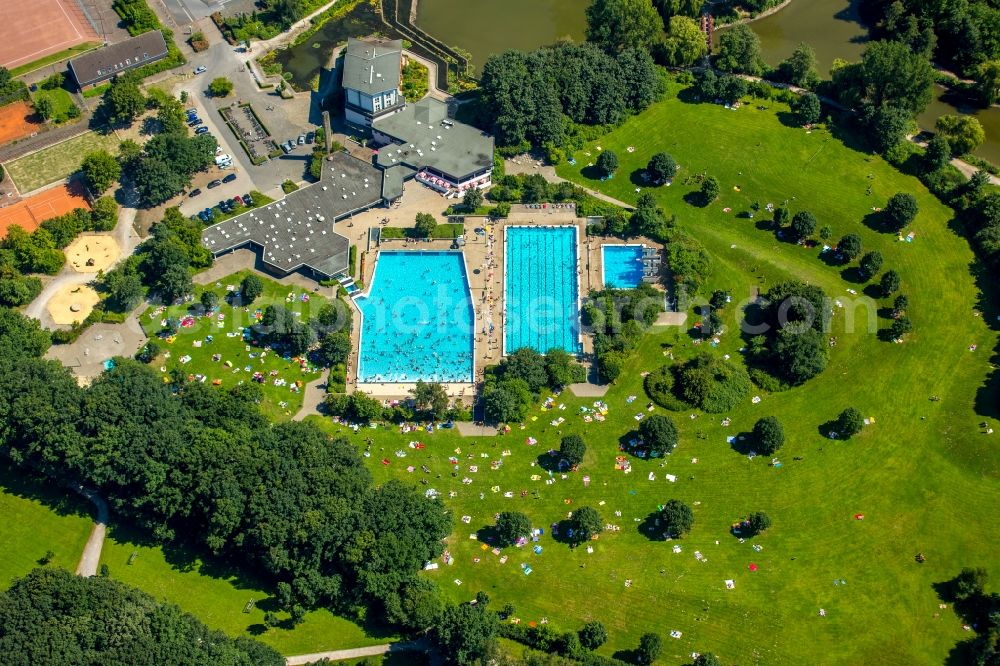 Aerial photograph Hamm - Bathers on the lawn by the pool of the swimming pool Sued on Carolinenweg in Hamm in the state North Rhine-Westphalia