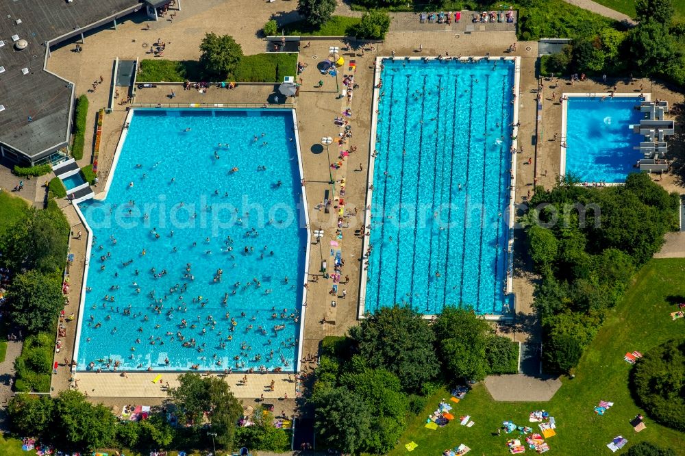 Hamm from above - Bathers on the lawn by the pool of the swimming pool Sued on Carolinenweg in Hamm in the state North Rhine-Westphalia