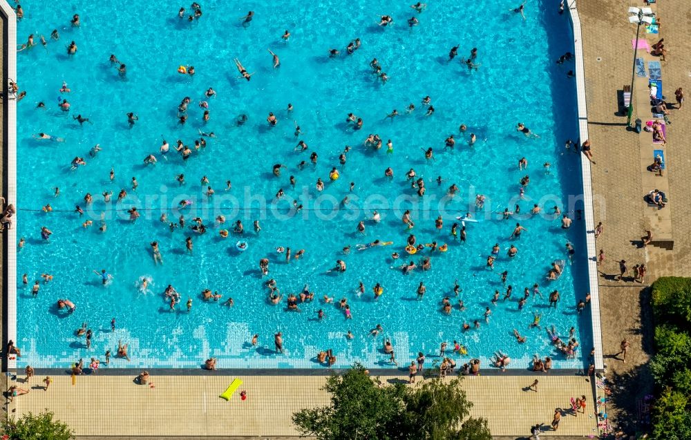 Hamm from the bird's eye view: Bathers on the lawn by the pool of the swimming pool Sued on Carolinenweg in Hamm in the state North Rhine-Westphalia