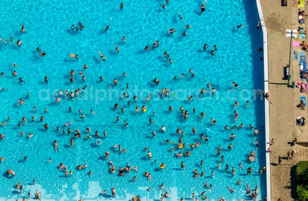 Aerial image Hamm - Bathers on the lawn by the pool of the swimming pool Sued on Carolinenweg in Hamm in the state North Rhine-Westphalia