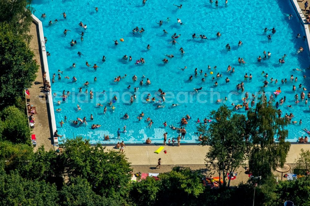 Aerial photograph Hamm - Bathers on the lawn by the pool of the swimming pool Sued on Carolinenweg in Hamm in the state North Rhine-Westphalia