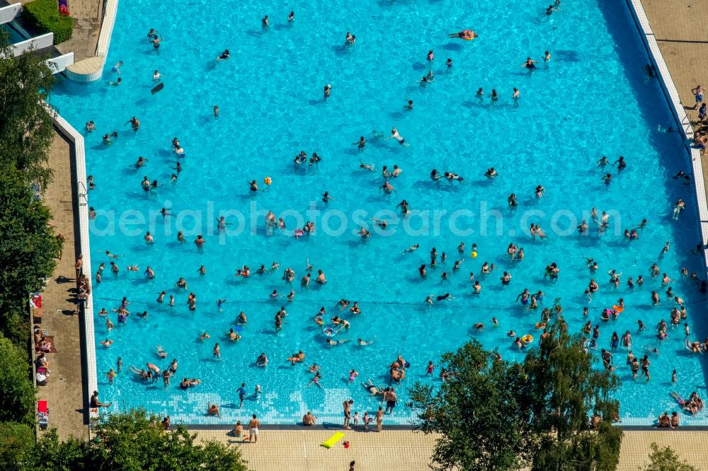 Hamm from above - Bathers on the lawn by the pool of the swimming pool Sued on Carolinenweg in Hamm in the state North Rhine-Westphalia