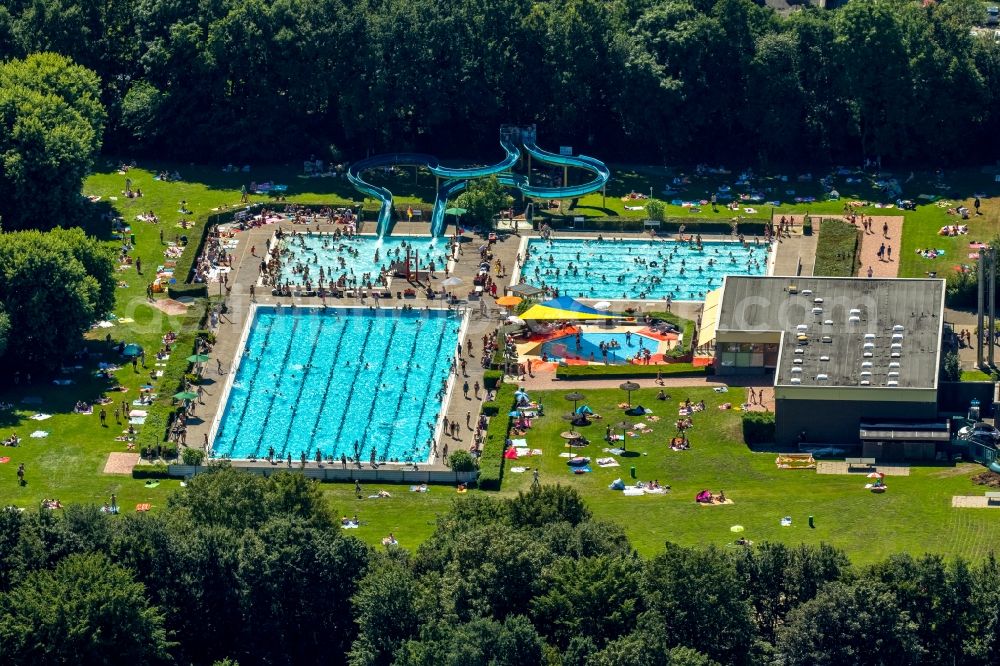 Hamm from the bird's eye view: Bathers on the lawn by the pool of the swimming pool Sued on Carolinenweg in Hamm in the state North Rhine-Westphalia