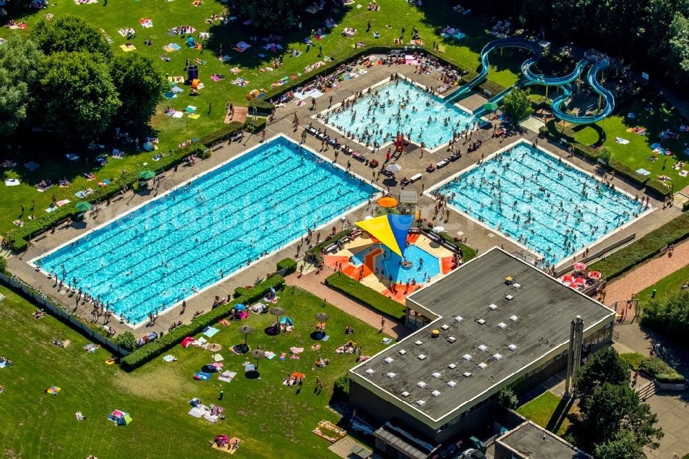 Aerial image Hamm - Bathers on the lawn by the pool of the swimming pool Sued on Carolinenweg in Hamm in the state North Rhine-Westphalia