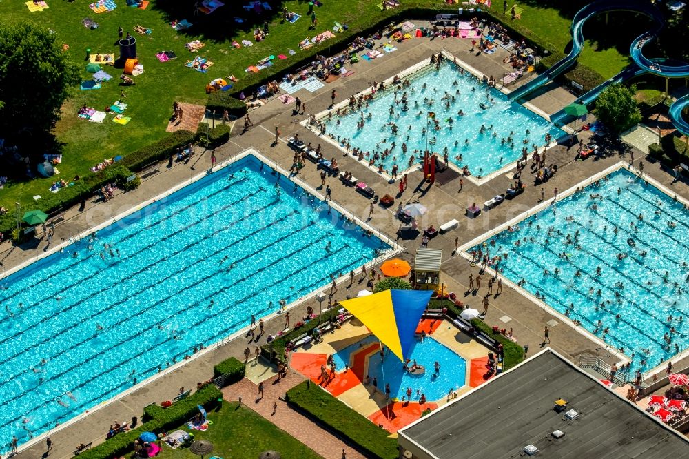 Aerial photograph Hamm - Bathers on the lawn by the pool of the swimming pool Sued on Carolinenweg in Hamm in the state North Rhine-Westphalia