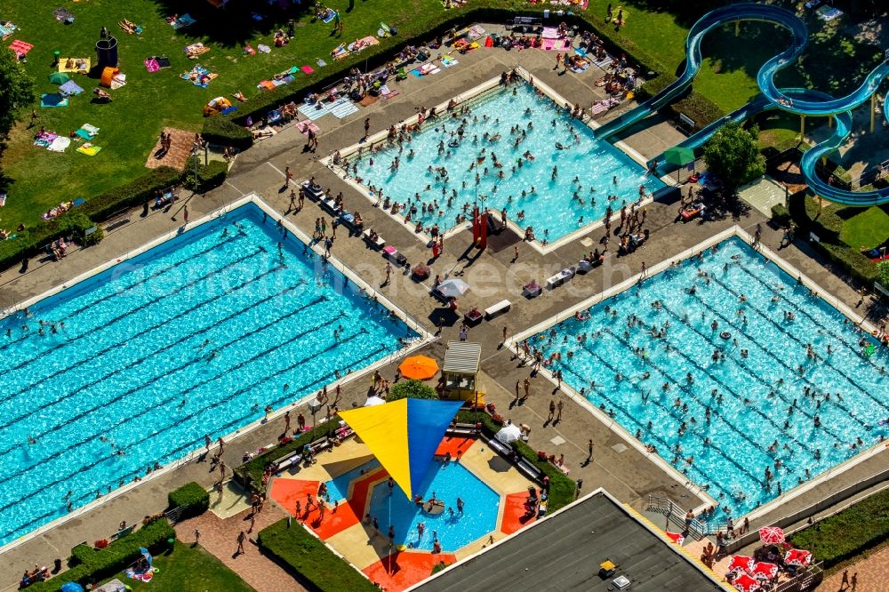 Hamm from above - Bathers on the lawn by the pool of the swimming pool Sued on Carolinenweg in Hamm in the state North Rhine-Westphalia