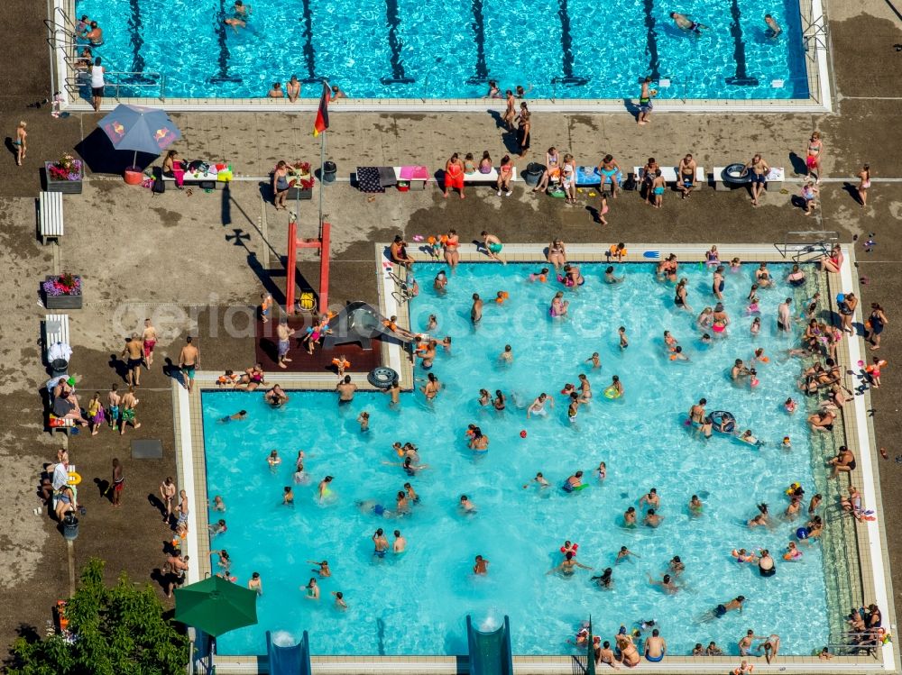 Hamm from the bird's eye view: Bathers on the lawn by the pool of the swimming pool Sued on Carolinenweg in Hamm in the state North Rhine-Westphalia