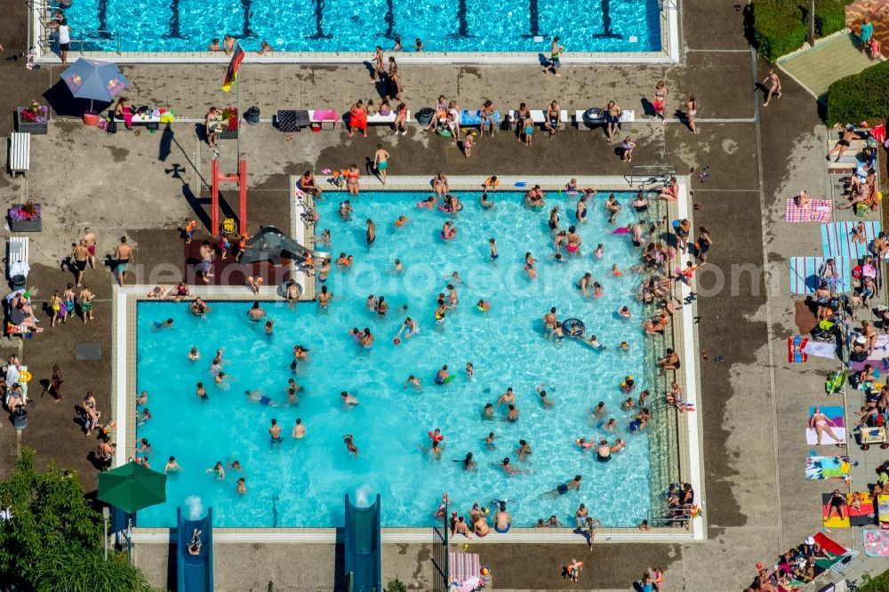 Aerial image Hamm - Bathers on the lawn by the pool of the swimming pool Sued on Carolinenweg in Hamm in the state North Rhine-Westphalia