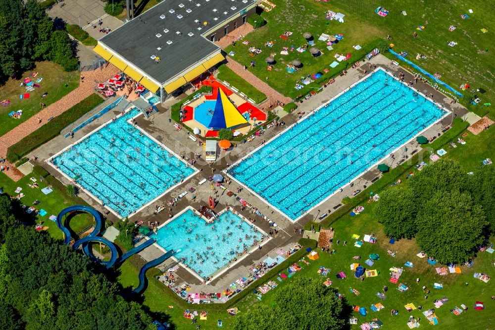 Aerial photograph Hamm - Bathers on the lawn by the pool of the swimming pool Sued on Carolinenweg in Hamm in the state North Rhine-Westphalia