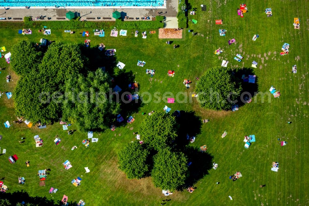 Hamm from above - Bathers on the lawn by the pool of the swimming pool Sued on Carolinenweg in Hamm in the state North Rhine-Westphalia