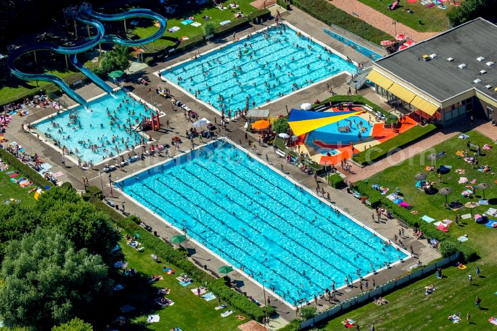 Hamm from the bird's eye view: Bathers on the lawn by the pool of the swimming pool Sued on Carolinenweg in Hamm in the state North Rhine-Westphalia