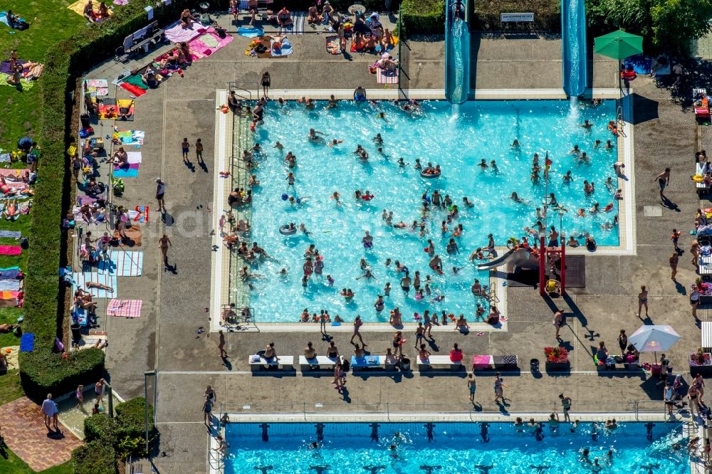 Aerial image Hamm - Bathers on the lawn by the pool of the swimming pool Sued on Carolinenweg in Hamm in the state North Rhine-Westphalia