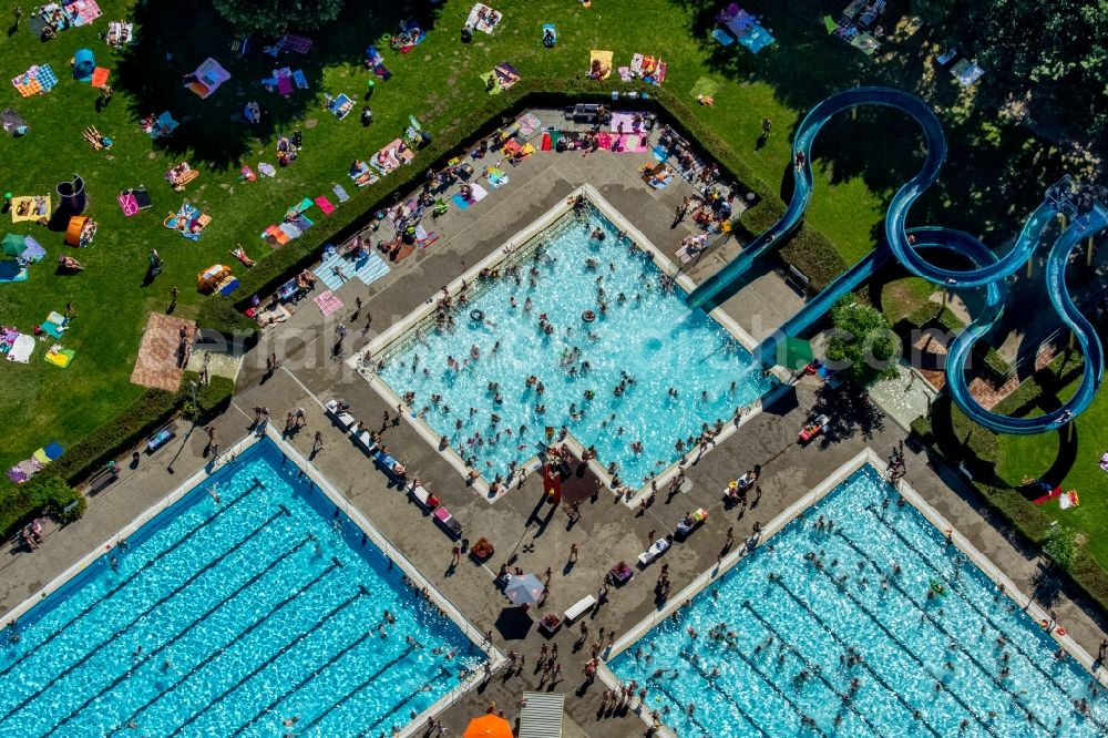 Aerial photograph Hamm - Bathers on the lawn by the pool of the swimming pool Sued on Carolinenweg in Hamm in the state North Rhine-Westphalia