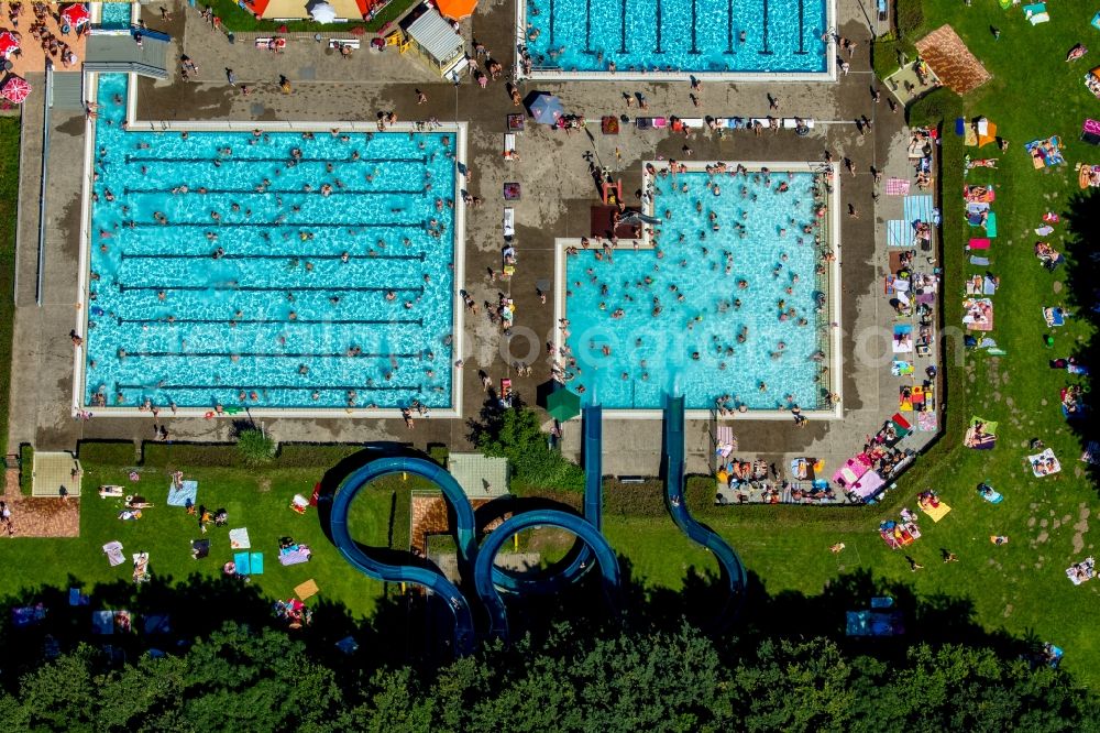 Hamm from above - Bathers on the lawn by the pool of the swimming pool Sued on Carolinenweg in Hamm in the state North Rhine-Westphalia