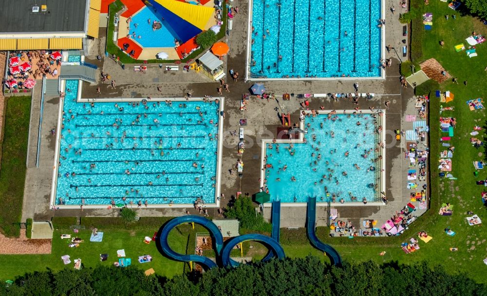 Hamm from the bird's eye view: Bathers on the lawn by the pool of the swimming pool Sued on Carolinenweg in Hamm in the state North Rhine-Westphalia