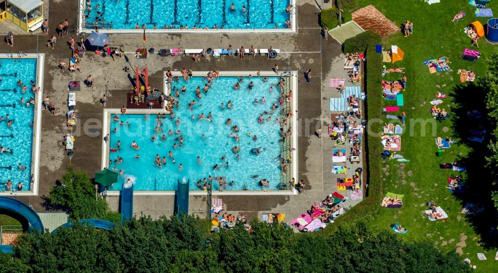 Aerial image Hamm - Bathers on the lawn by the pool of the swimming pool Sued on Carolinenweg in Hamm in the state North Rhine-Westphalia