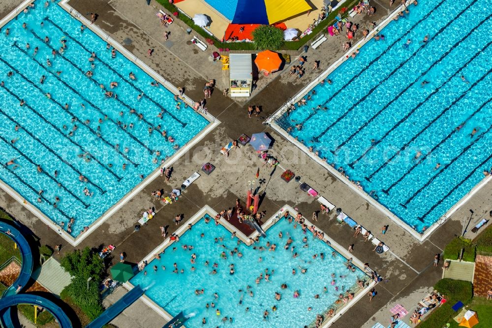 Aerial photograph Hamm - Bathers on the lawn by the pool of the swimming pool Sued on Carolinenweg in Hamm in the state North Rhine-Westphalia