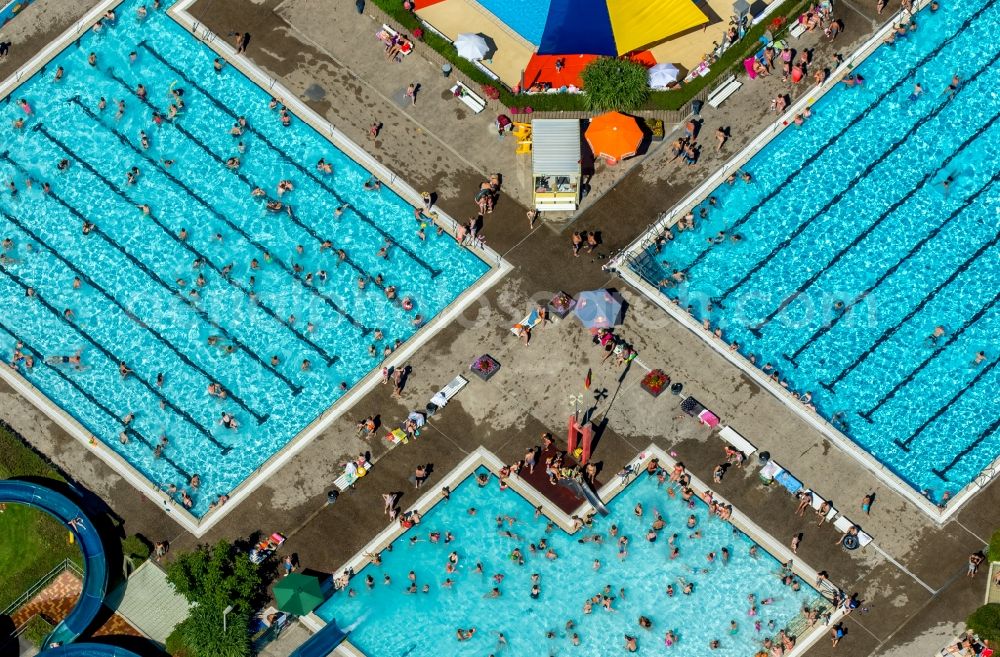 Hamm from above - Bathers on the lawn by the pool of the swimming pool Sued on Carolinenweg in Hamm in the state North Rhine-Westphalia