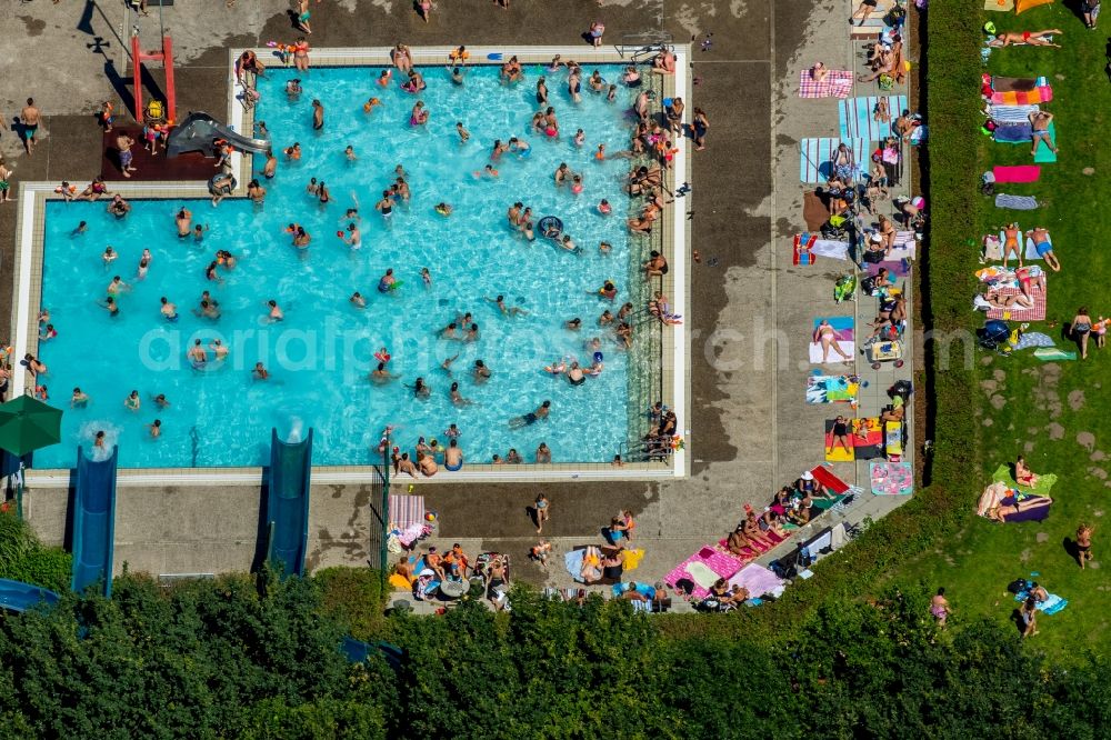 Aerial photograph Hamm - Bathers on the lawn by the pool of the swimming pool Sued on Carolinenweg in Hamm in the state North Rhine-Westphalia