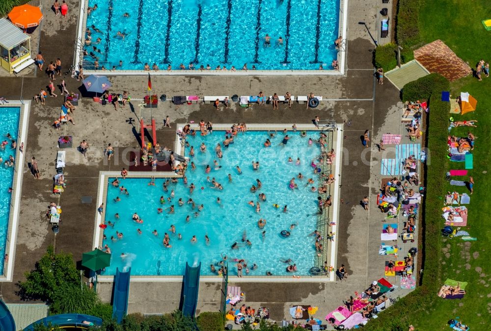 Hamm from above - Bathers on the lawn by the pool of the swimming pool Sued on Carolinenweg in Hamm in the state North Rhine-Westphalia