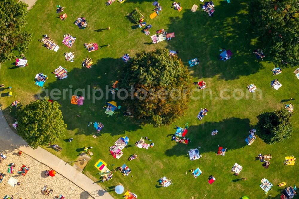 Aerial image Düsseldorf - Badegaeste auf den Liegewiesen am Schwimmbecken des Freibades in Duesseldorf in the state North Rhine-Westphalia