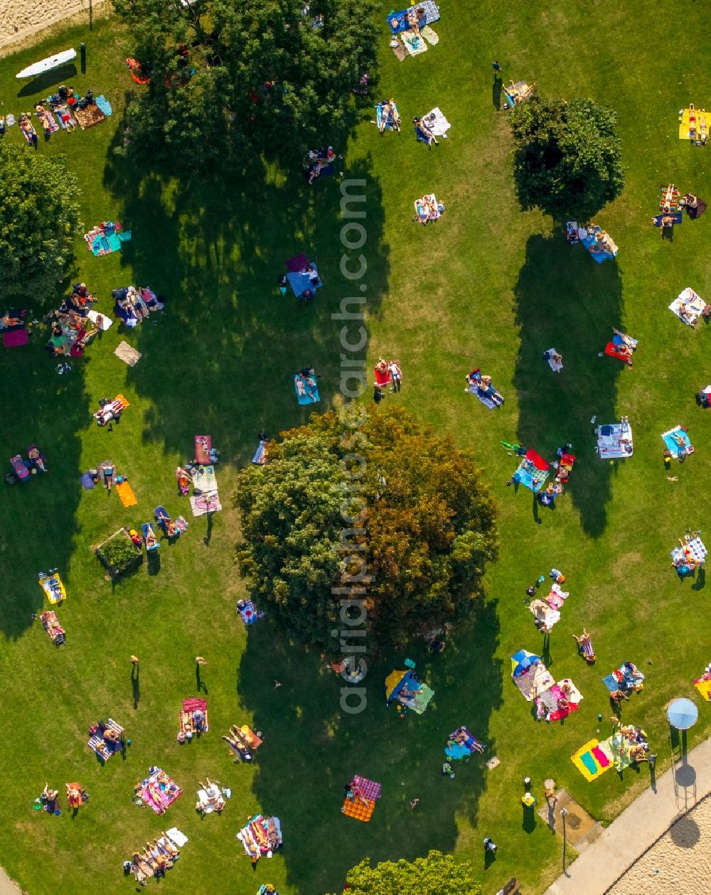 Düsseldorf from above - Badegaeste auf den Liegewiesen am Schwimmbecken des Freibades in Duesseldorf in the state North Rhine-Westphalia