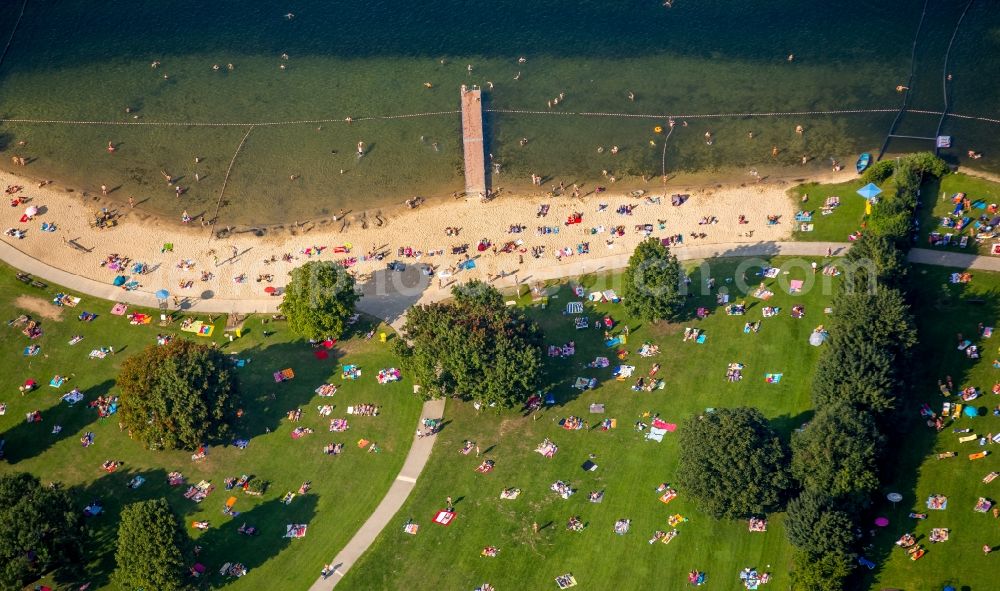 Aerial image Düsseldorf - Badegaeste auf den Liegewiesen am Schwimmbecken des Freibades in Duesseldorf in the state North Rhine-Westphalia