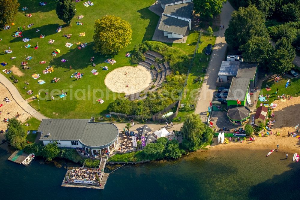 Aerial photograph Düsseldorf - Badegaeste auf den Liegewiesen am Schwimmbecken des Freibades in Duesseldorf in the state North Rhine-Westphalia