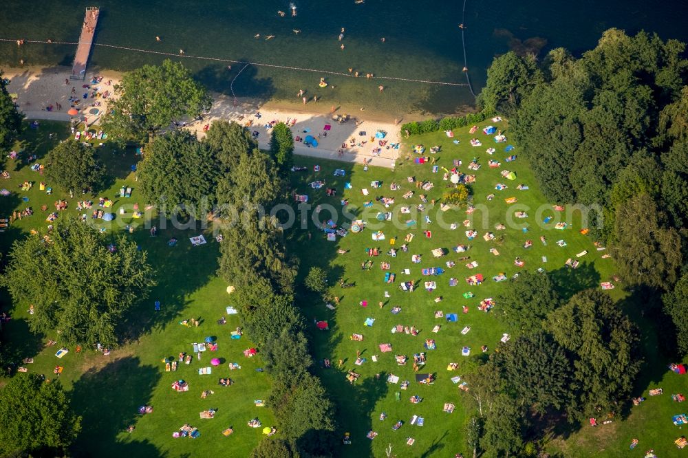 Düsseldorf from above - Badegaeste auf den Liegewiesen am Schwimmbecken des Freibades in Duesseldorf in the state North Rhine-Westphalia