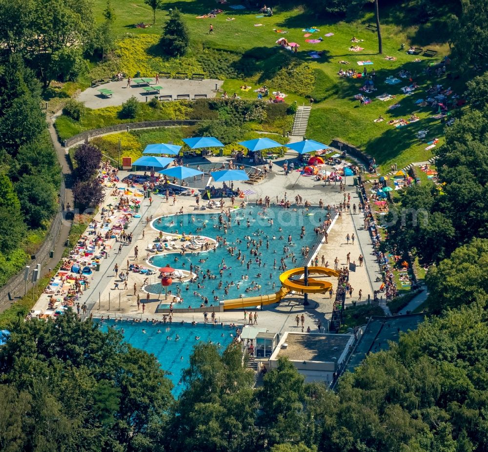 Aerial photograph Witten - Bathers on the lawn by the pool of the swimming pool Freibad Annen on Herdecker Strasse in Witten in the state North Rhine-Westphalia